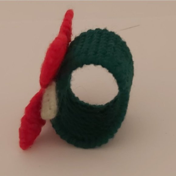 Handmade Poinsettia Napkin Rings Plastic Canvas Set of 11 - Picture 5 of 8